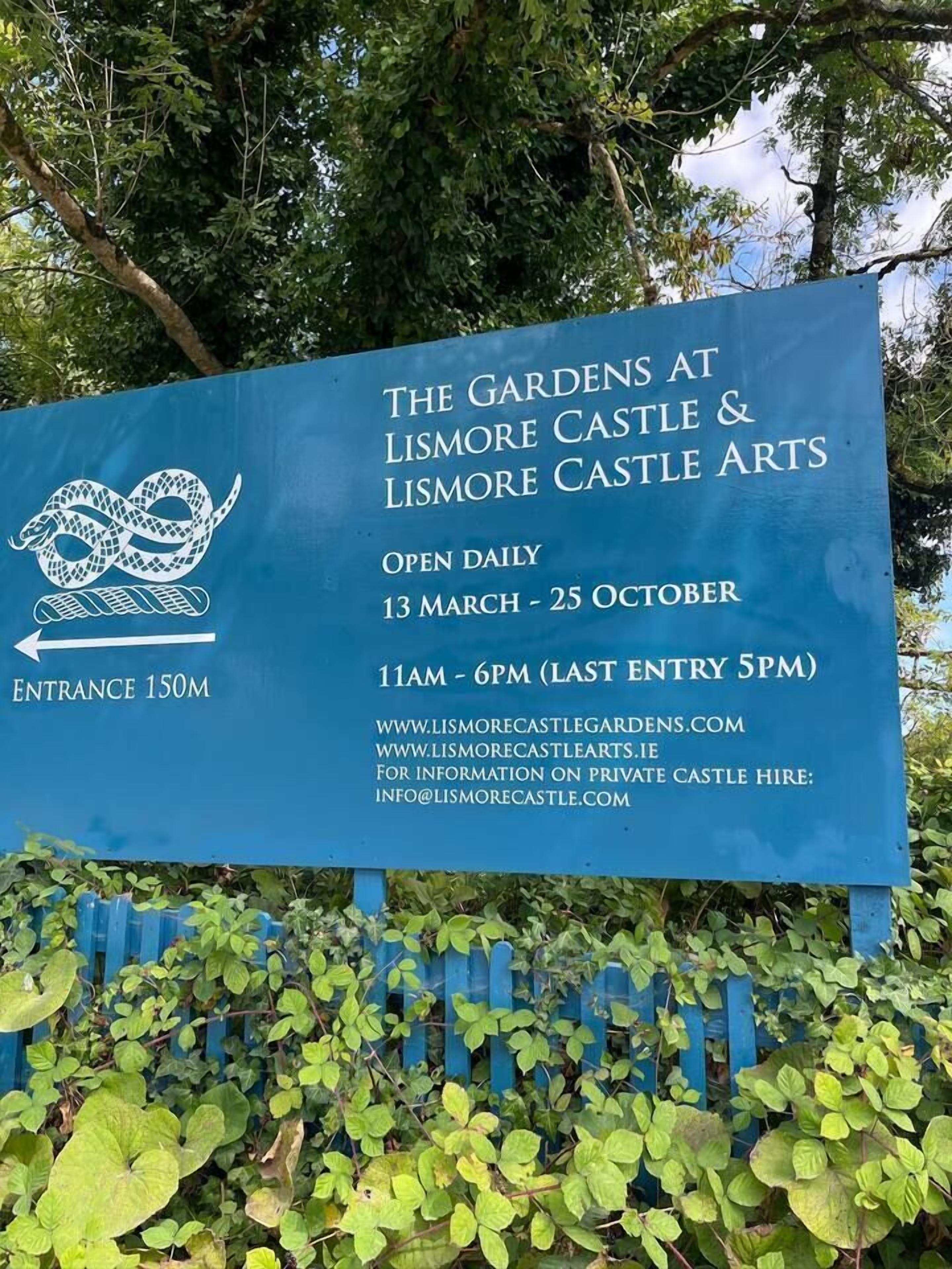 Señal de The Gardens at Lismore Castle & Lismore Castle Arts, abierta todos los días del 13 de marzo al 25 de octubre, con entrada a 150 metros.