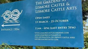 Señal de The Gardens at Lismore Castle & Lismore Castle Arts, abierta todos los días del 13 de marzo al 25 de octubre, con entrada a 150 metros.