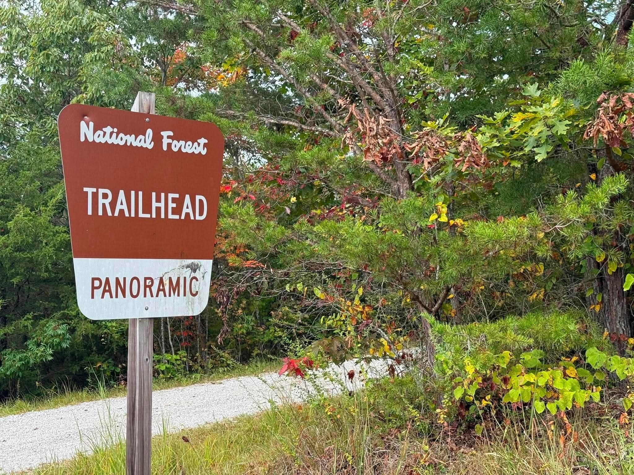 Schild für den Beginn des National Forest Trails mit Panoramablick.