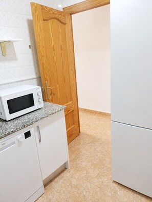 A kitchen with a microwave, a dishwasher, and a refrigerator. - Beachfront Apartment in Los Alcázares - Murcia (Los Alcázares)