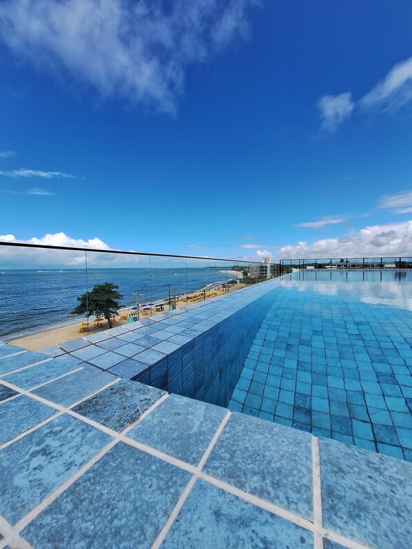 A pool with a clear view of the beach and ocean. - Studio beira-mar nas piscinas naturais Tamandaré (Tamandaré)