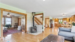 Living area - 3BR 3BA home in East Dover-Ski seasonal rental Avail 12/1 (Dover)