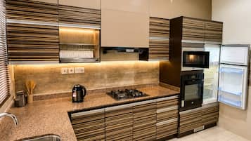 Una cocina moderna con estufa, horno y refrigerador integrados.
