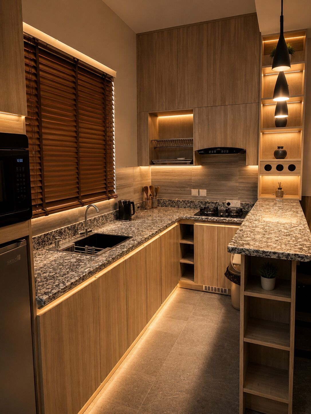 Une cuisine moderne avec des armoires en bois, un comptoir en granit et des appareils électroménagers intégrés.