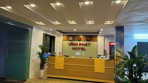 A hotel reception desk with a sign reading 'Vinh Phat Hotel.' - Vĩnh Phát Hotel (Soc Son)