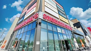 Ein Einkaufszentrum mit verschiedenen Geschäften, darunter Shoe Loess Joe's.