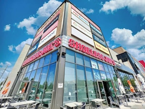 Et indkøbscenter med flere butikker, heriblandt Shoe Loess Joe's.