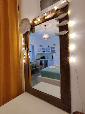 A room with a large mirror, a bed, a desk, and a chair. - Sea View Studios in Syros – Litus Studios (Syros)