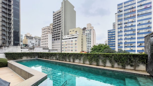 A swimming pool with a clear view of surrounding high-rise buildings. - Genebra (São Paulo)
