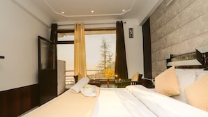 Ein Hotelzimmer mit einem Bett, einem Schreibtisch und einem fensterbepflanzten Fenster.