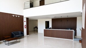 En moderne reception med skrivebord, siddepladser og brandslukker.