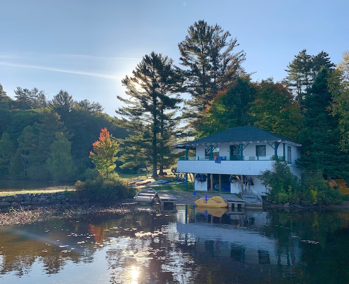 Sunset Views From Quaint Lakeside Cottage - Huntsville
