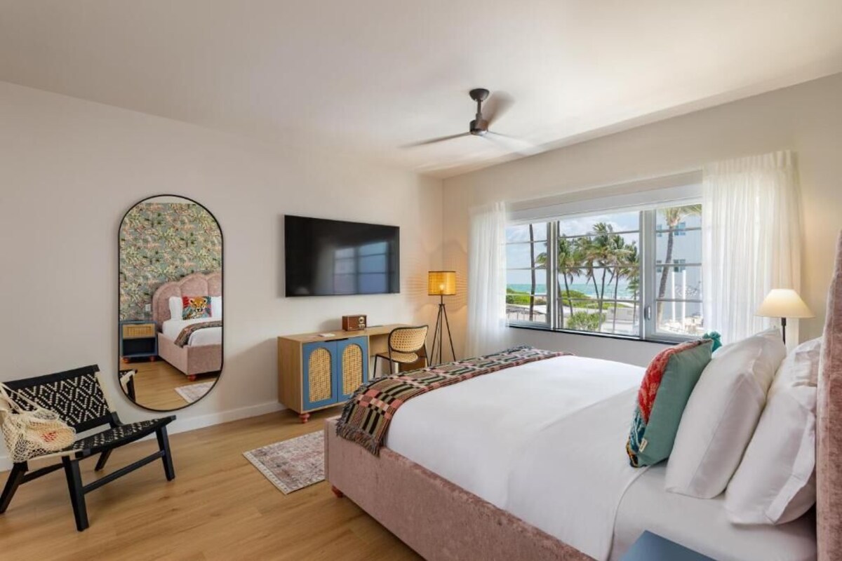 Suite, Ocean View | Desk, laptop workspace, blackout curtains