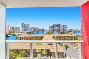 A view from a balcony overlooking a marina with buildings and a clear blue sky. - Sunny Modern Studio w/ Private Balcony & Bay View (Hallandale Beach)