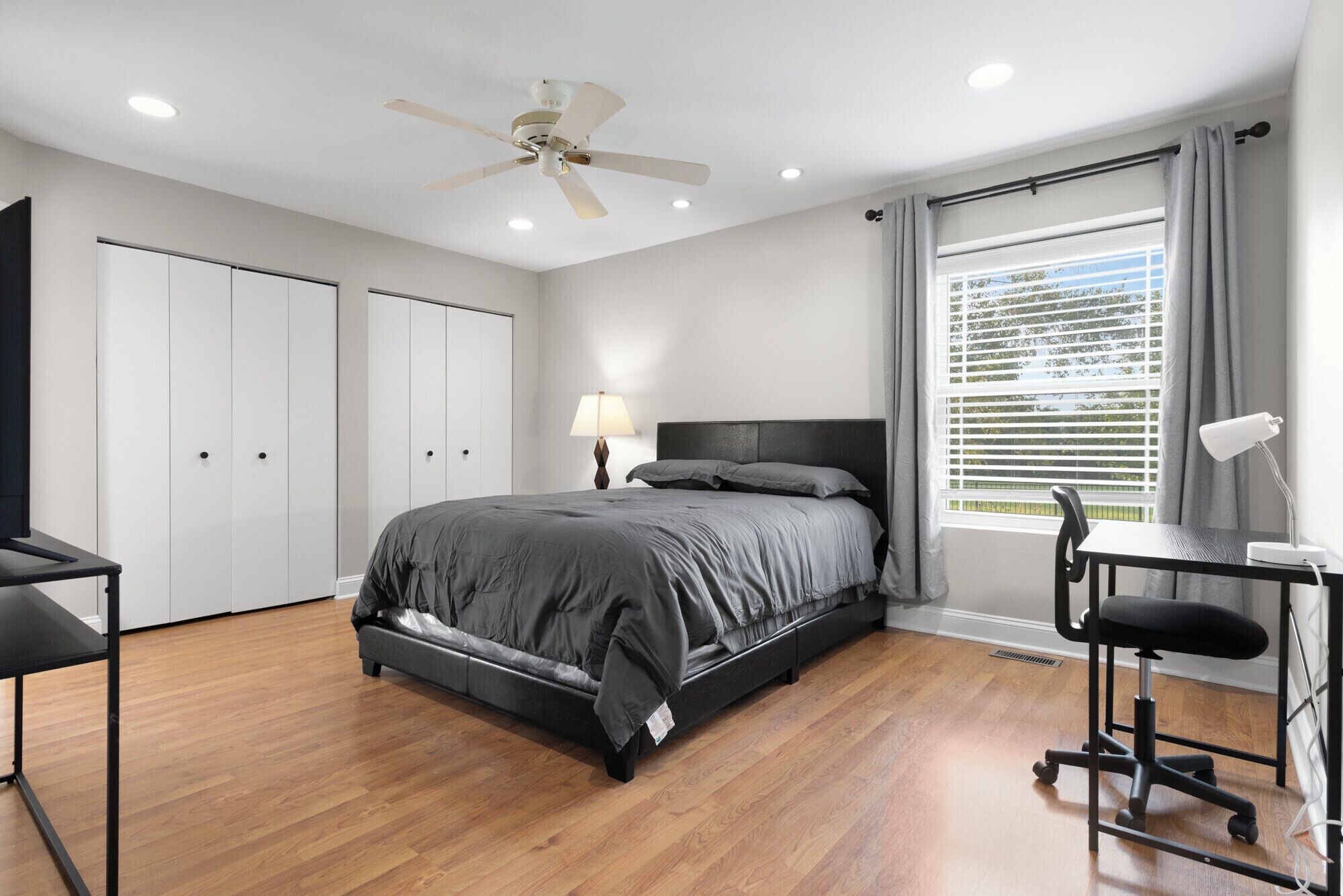 Spacious Furnished 3bd/2ba- 2 Car Garage- 7 Min To Hospital- Near Metra Station - Naperville, IL