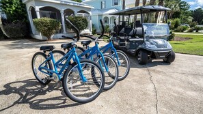 A residential driveway with three bicycles and a golf cart. - Golf Cart+4 Bikes | Ventana to the Gulf (Santa Rosa Beach)