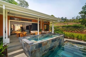 A modern house with a swimming pool, outdoor seating, and a covered patio. - Casa Tortuga Arriba in Ojochal (Osa)