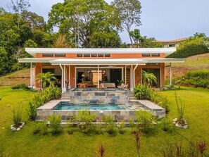 A modern house with a swimming pool, a covered patio, and a well-maintained garden. - Casa Tortuga Arriba in Ojochal (Osa)