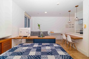 A compact hotel room with a bed, a desk, a sofa, and a dining area. - Studio pr Ximo da Paulista Metr e Masp (São Paulo)