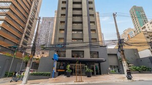 A multi-story building with a modern facade, a gated entrance, and a parking area with a scooter. - Studio pr Ximo da Paulista Metr e Masp (São Paulo)