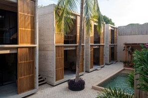 Un edificio moderno con amplios ventanales y zona de piscina.