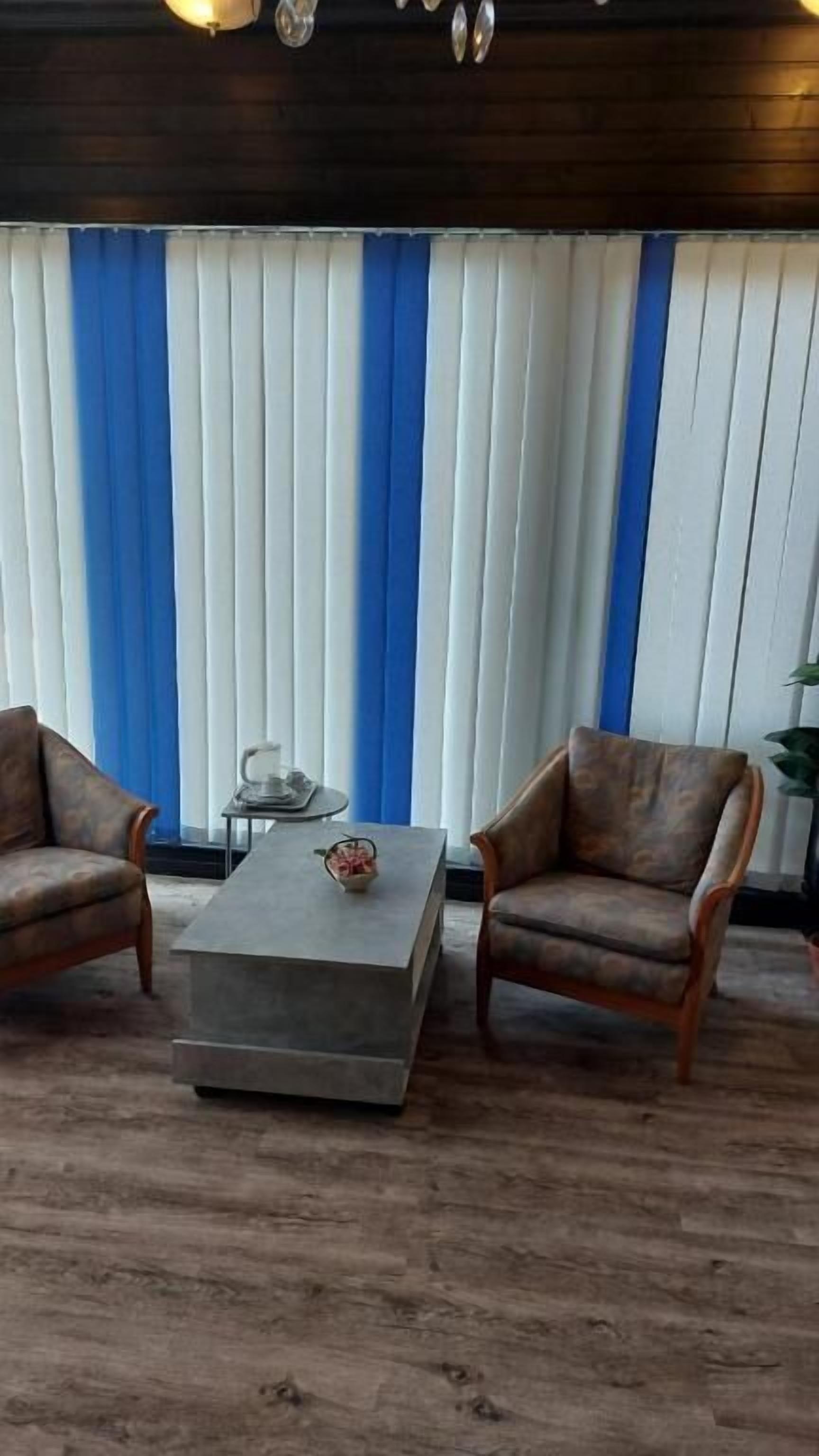 Ein Zimmer mit zwei Ledersesseln und einem Couchtisch in der Mitte.