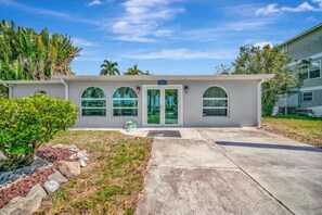 Exterior - Waterfront paradise with pool,Private dock and fishing pier. Complete renovation (Tice)