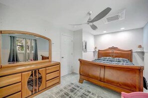 Room - Waterfront paradise with pool,Private dock and fishing pier. Complete renovation (Tice)