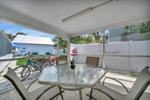 Outdoor dining - Waterfront paradise with pool,Private dock and fishing pier. Complete renovation (Tice)