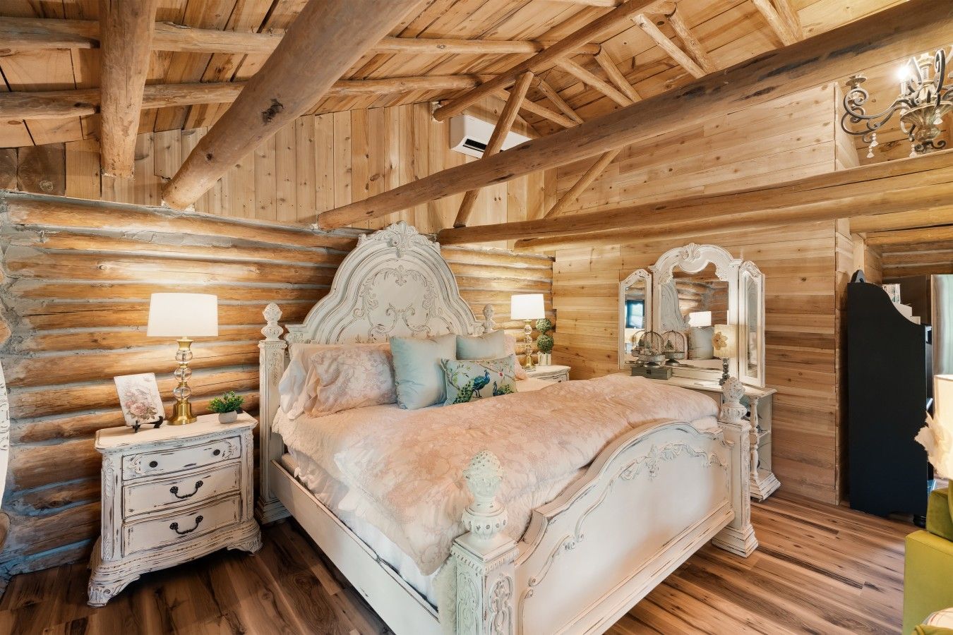 Desk, WiFi, bed sheets