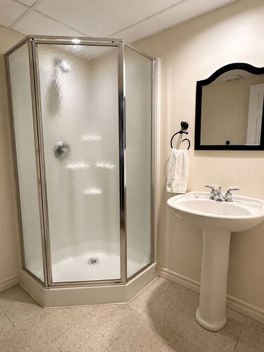 Lakeside Bachelor Suite on Little Hawk Lake. Jacuzzi Tub