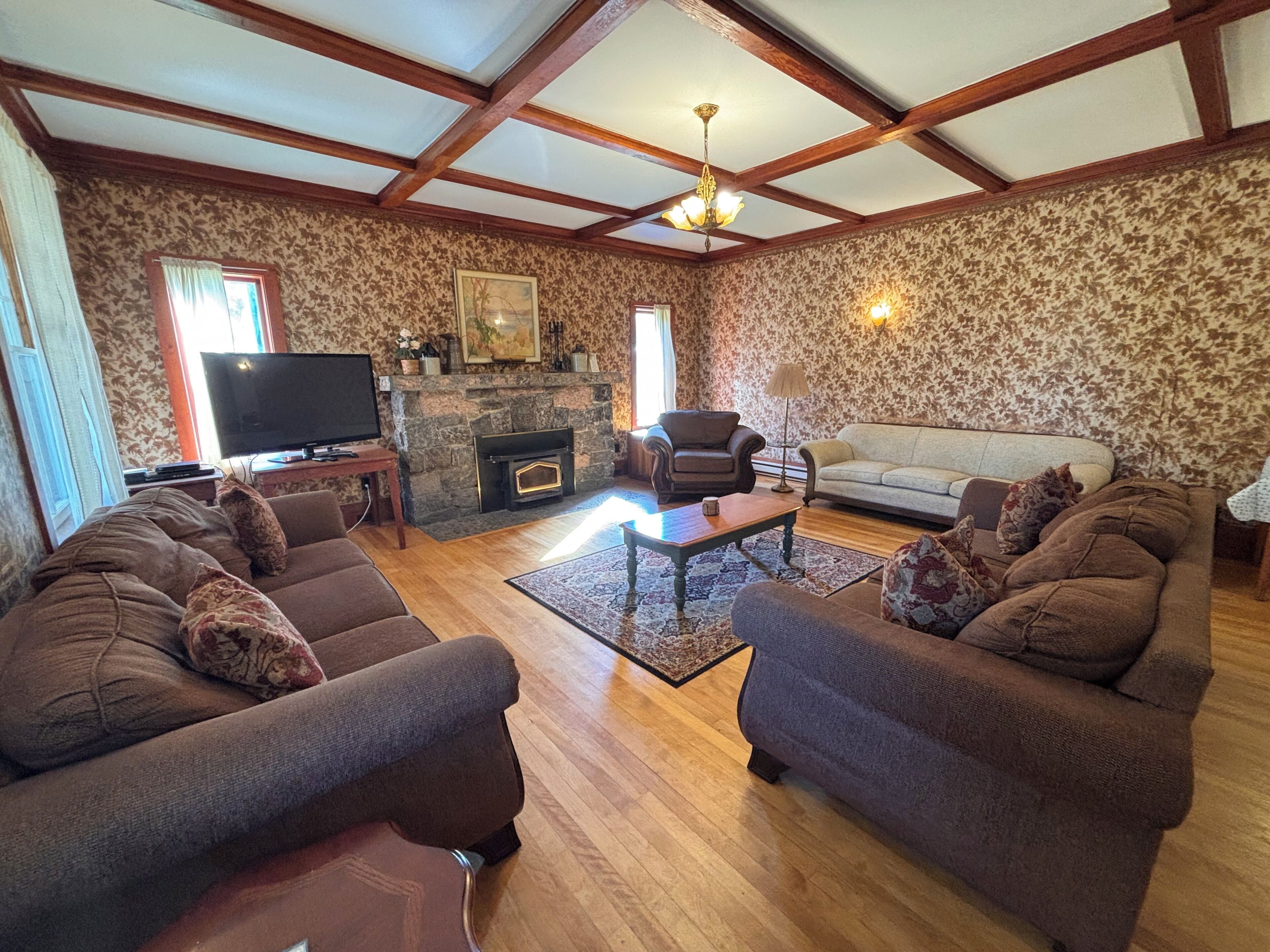 Main Cottage Of Historic Muskoka Resort Clyffe House.  Very Spacious 5 Bedroom - Huntsville