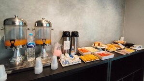Ein reichhaltiges Frühstücksbuffet mit Speisen und Getränken.