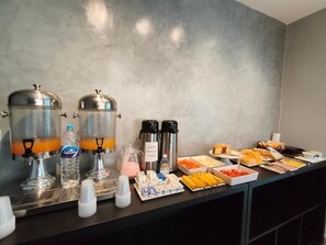 Un buffet de petit-déjeuner proposant une variété d'aliments et de boissons.