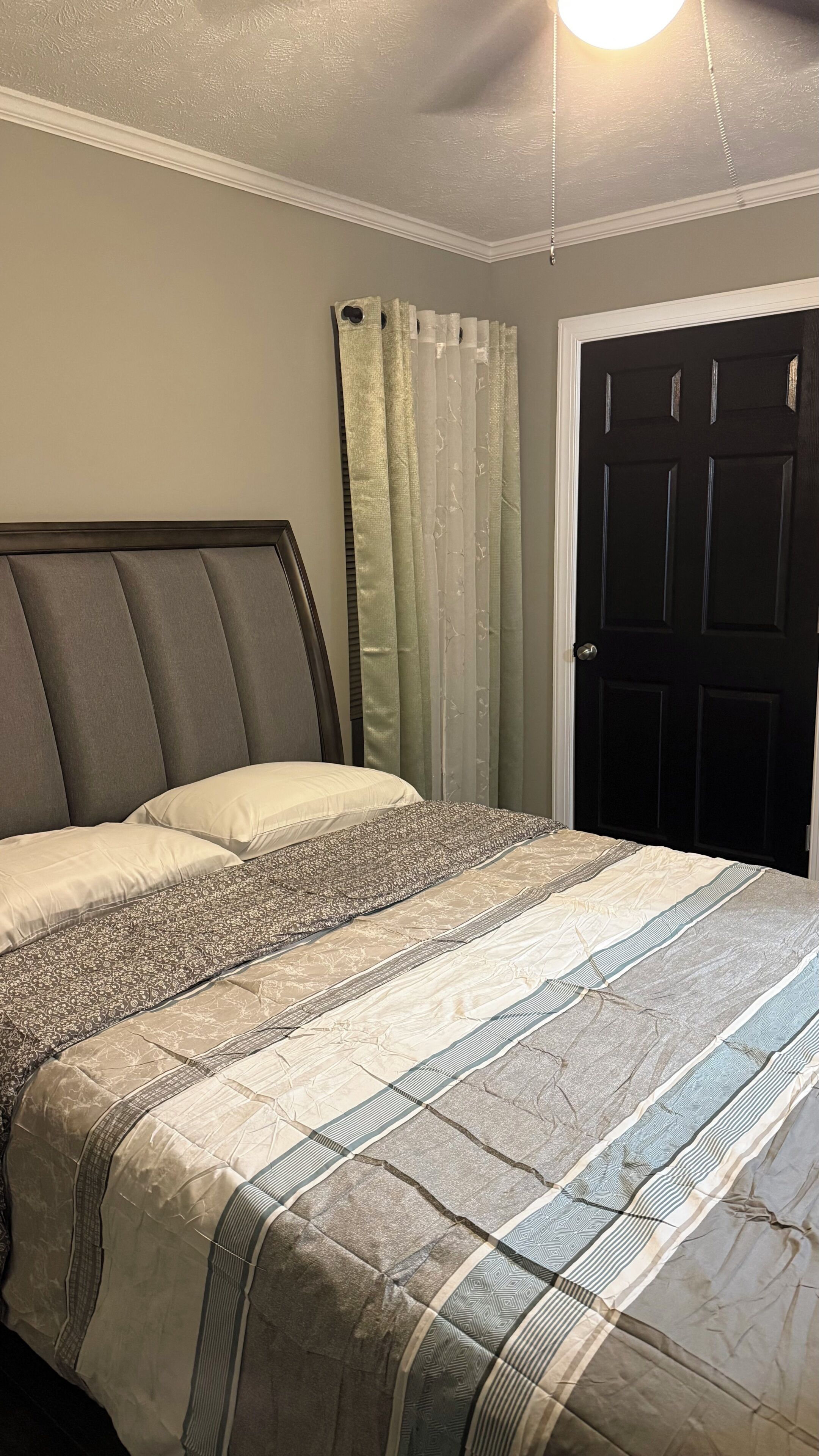Tabla de planchar con plancha, wifi gratis, ropa de cama