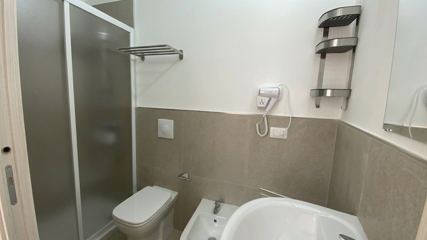 Un baño con inodoro, bidé y bañera.
