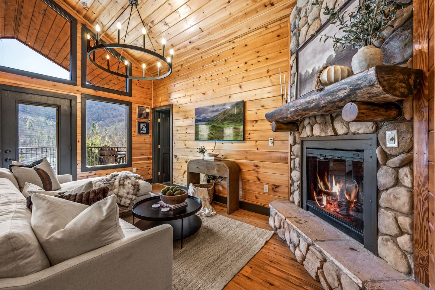 Ein gemütliches Blockhaus-Interieur mit Kamin, Holzwänden und einer komfortablen Sitzecke.