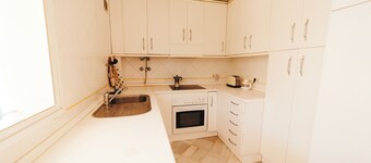 Charming 3-bedroom beachside chalet with WiFi & AC