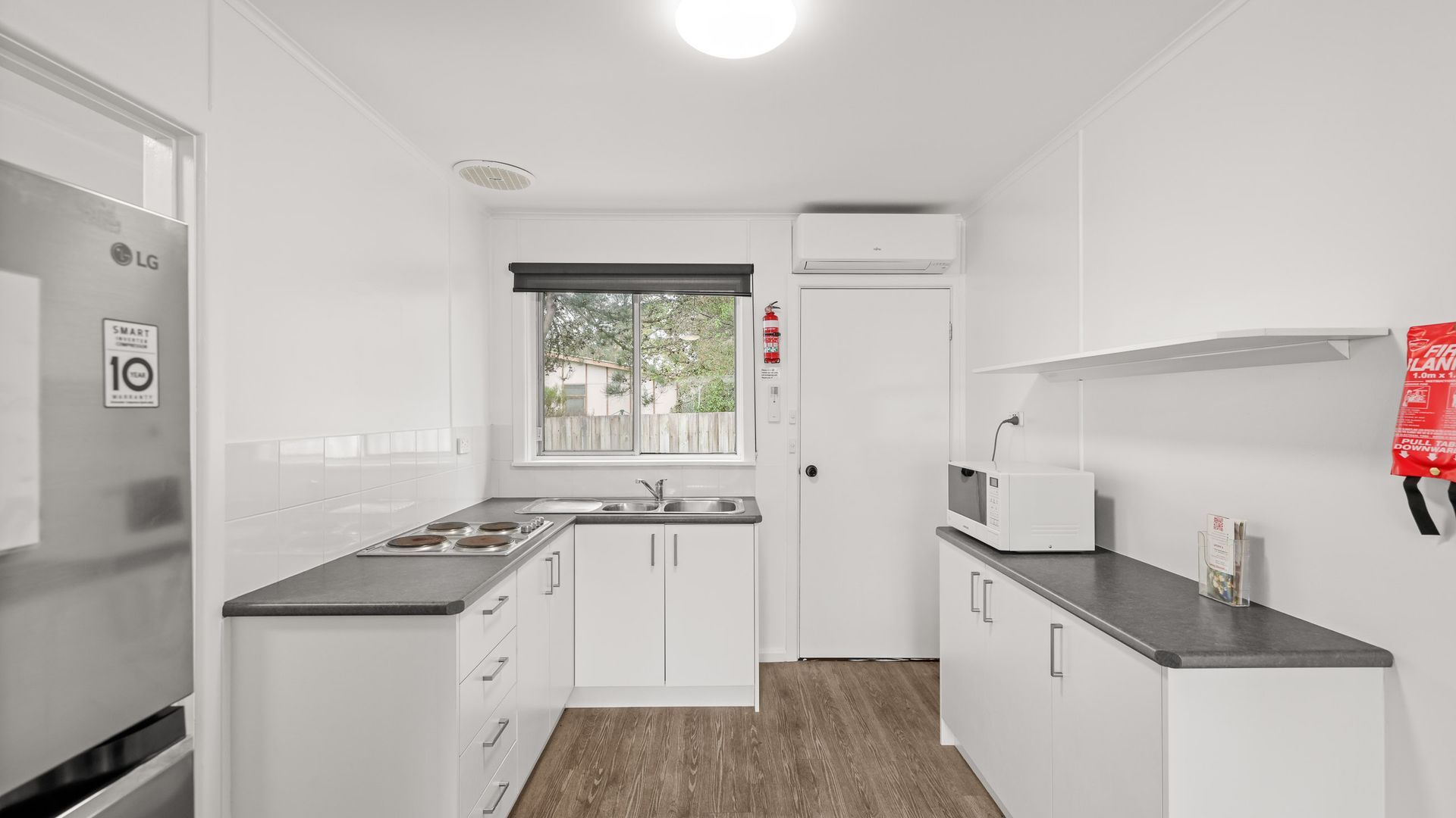 Cafetera/tetera, refrigerador, microondas, placa de cocina