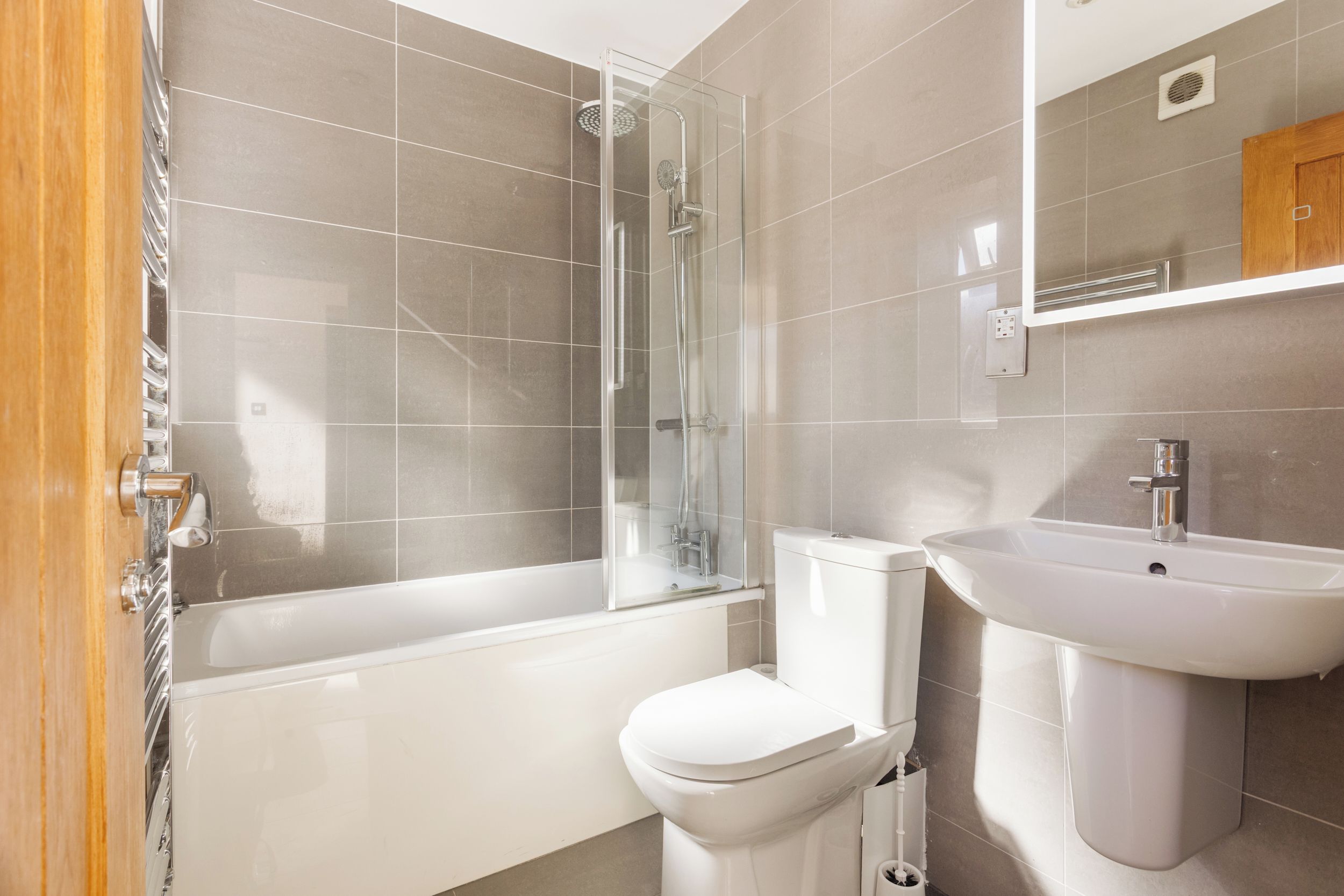 Une salle de bain moderne avec une baignoire, des toilettes et un lavabo.