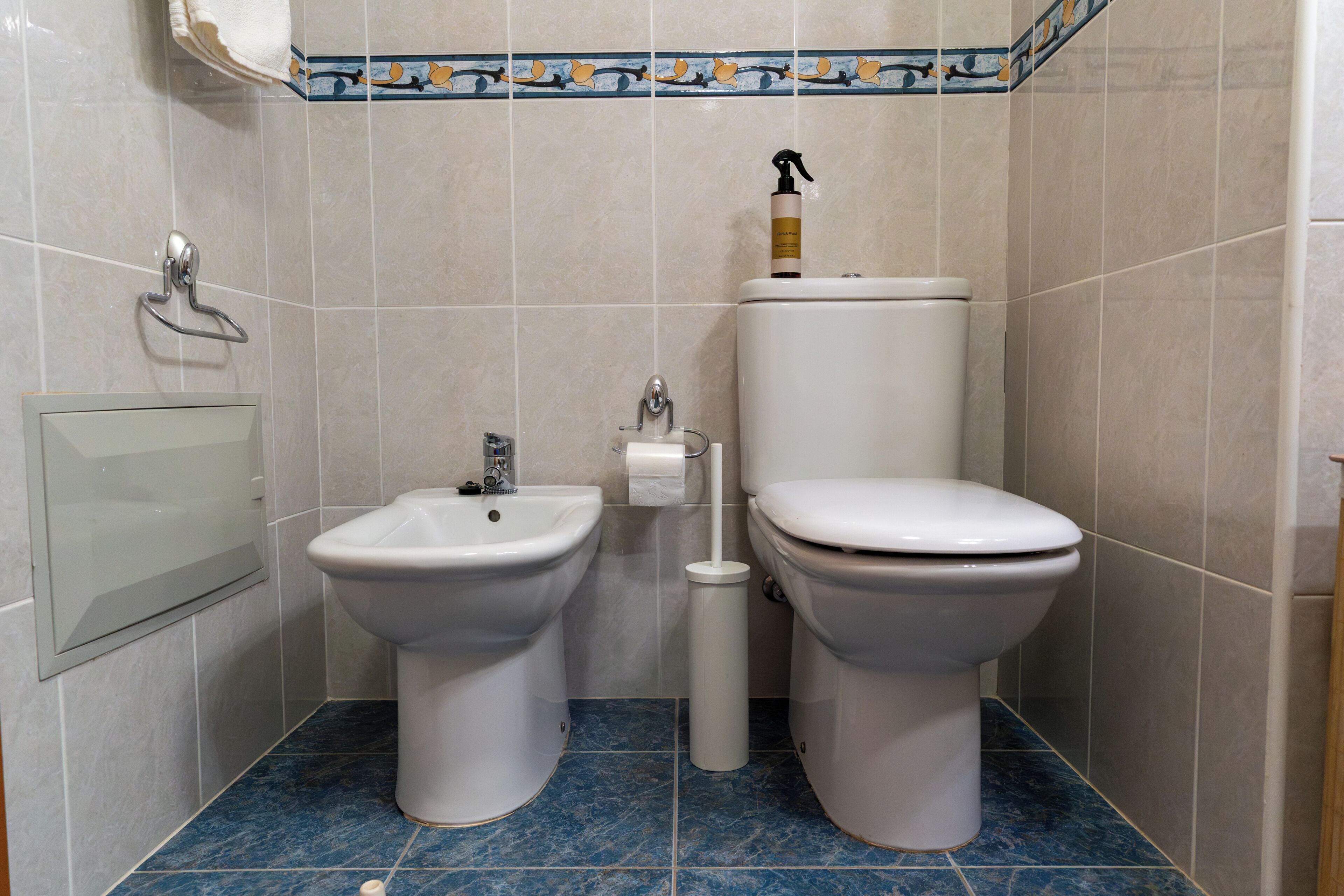 Ein Badezimmer mit einer Bidet-Funktion, Toilette und Waschbecken.