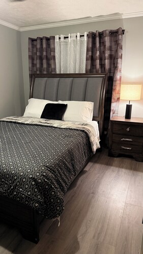 The Cove #4. Rare find. Comfy 2Bedroom apartment in soothing Rockingham with AC.