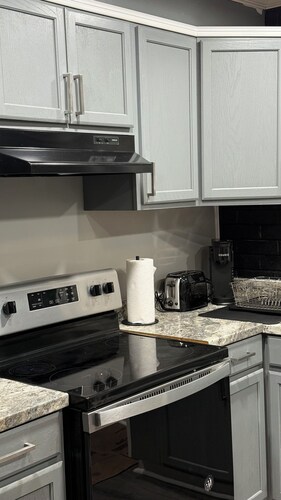 The Cove #4. Rare find. Comfy 2Bedroom apartment in soothing Rockingham with AC.