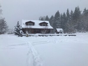 This property is beautiful in all kinds of weather - Private Retreat with Stunning Views (Acme)
