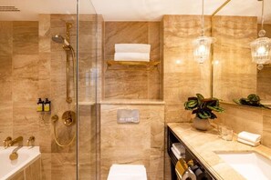 Een moderne badkamer met een glazen douchecabine, een wastafelmeubel en een spiegel.