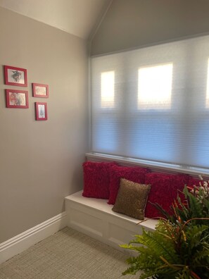 A room with a window seat, a white bench, and a red fluffy cushion. - Minutes to Capitol & UPMC  w/Monthly Parking (Harrisburg)