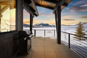 A balcony with a view of snow-covered mountains and a grill. - Bear Scratch | Mountain Views & Modern Luxury (Crested Butte)