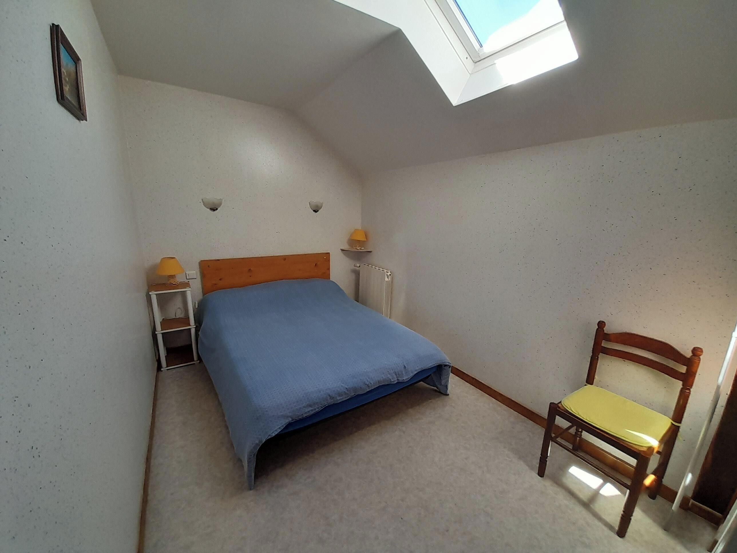 4 habitaciones, tabla de planchar con plancha y cuna de viaje 