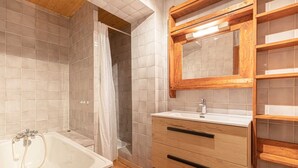 Bathroom - Chalet Grand Sénail 1 — 58m², mountain view, Bonneval (Bonneval-sur-Arc)