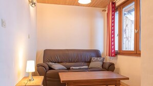 Living area - Chalet Grand Sénail 1 — 58m², mountain view, Bonneval (Bonneval-sur-Arc)